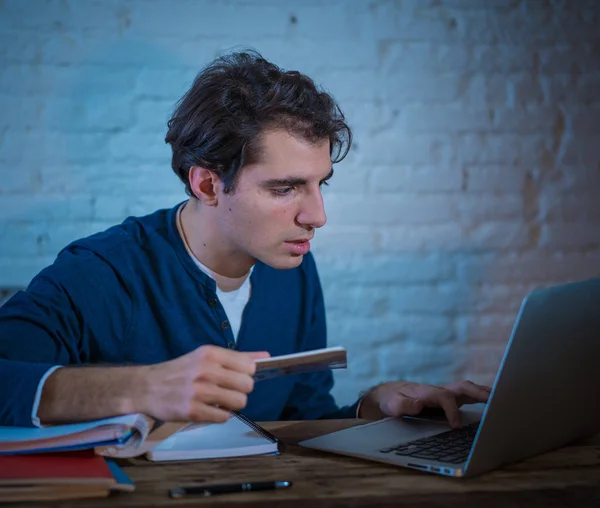 Estudiante Joven Sobrecargado Trabajo Estresado Preparando Exámenes Tarde Noche Portátil — Foto de Stock