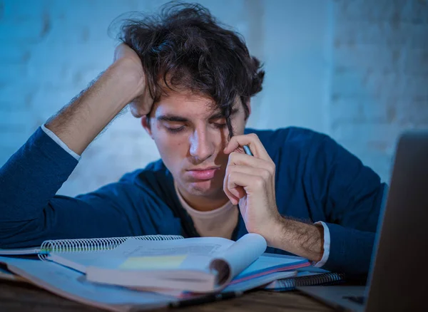 Overwerkte Beklemtoonde Jonge Student Voorbereiden Van Examens Laat Nacht Laptop — Stockfoto