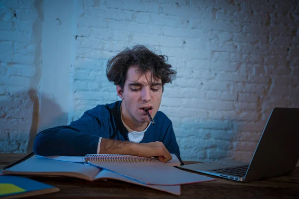 Overwerkte Beklemtoonde Jonge Student Voorbereiden Van Examens Laat Nacht Laptop — Stockfoto