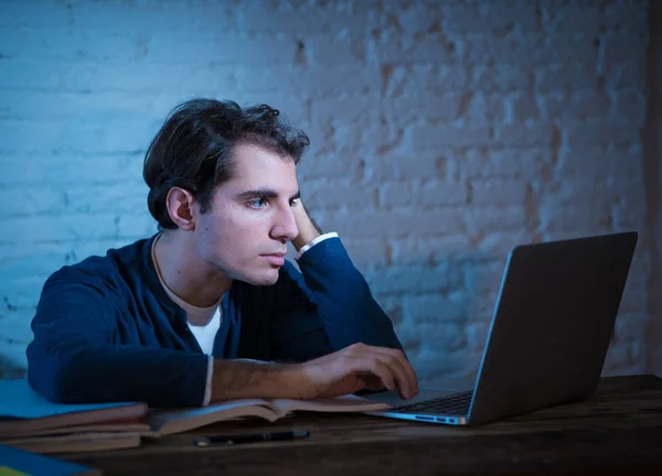 Close Portret Humeurig Licht Van Gelukkige Casual Aantrekkelijke Man Werken — Stockfoto