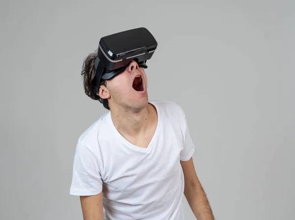 惊讶和兴奋的人使用360 Vr耳机护目镜 对模拟感到兴奋 使手势有乐趣与新的虚拟世界互动 创新与新技术 — 图库照片
