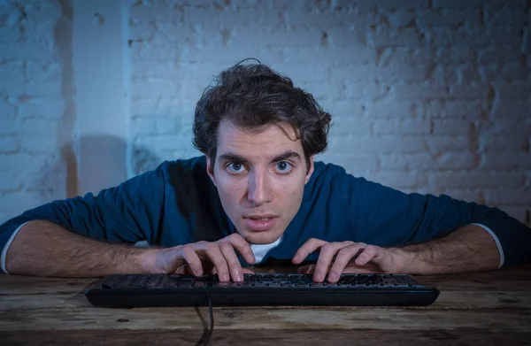 Missbrukare Ung Man Ensam Natten Dator Laptop Arbetar Onlinespel Titta — Stockfoto