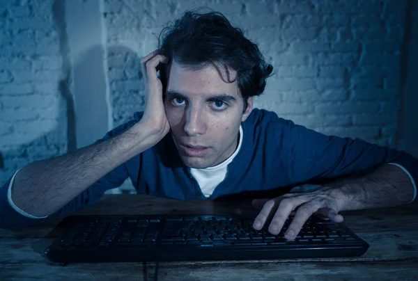 Homem Sobrecarregado Cansado Trabalhando Até Tarde Noite Computador Tentando Não — Fotografia de Stock