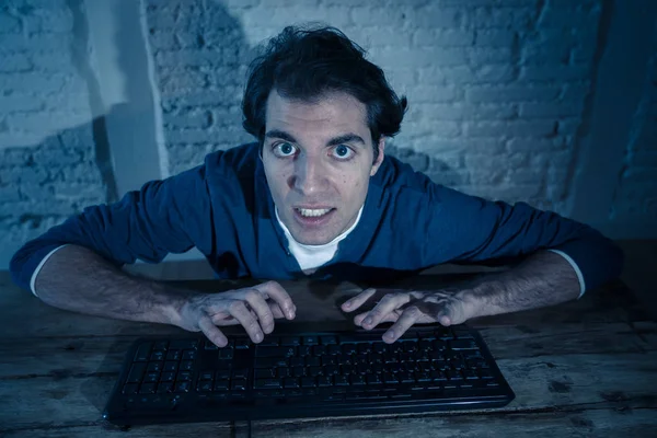 Jovem Viciado Sozinho Noite Computador Laptop Trabalhando Jogos Azar Online — Fotografia de Stock