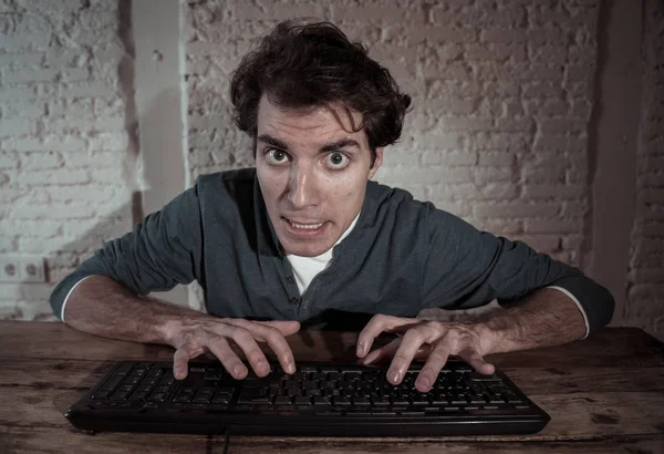 Missbrukare Ung Man Ensam Natten Dator Laptop Känsla Stressad Och — Stockfoto