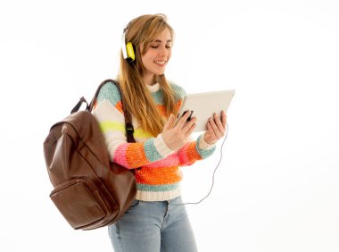 Bir video öğretici online lanet izlerken veya müzik dinlerken tablet kullanarak kulaklıklar mutlu genç ergen öğrenci kadın portre. İzole beyaz arka plan. Teknoloji ve öğrenci yaşam tarzı.
