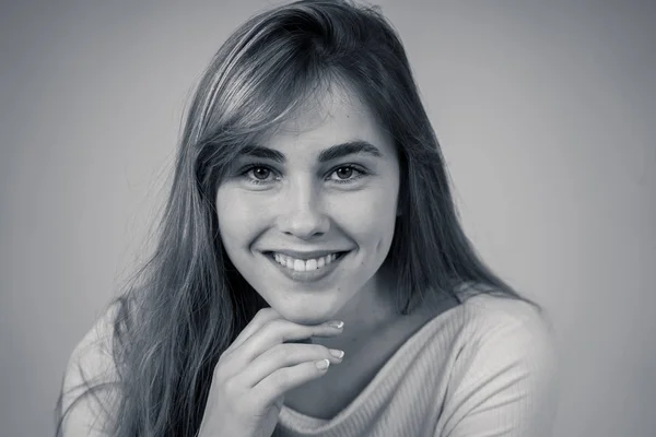 Close Retrato Jovem Mulher Adolescente Bonita Caucasiana Com Cabelo Loiro — Fotografia de Stock