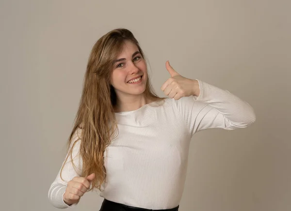 Estúdio Retrato Jovem Bela Adolescente Mulher Olhando Feliz Mostrando Polegares — Fotografia de Stock