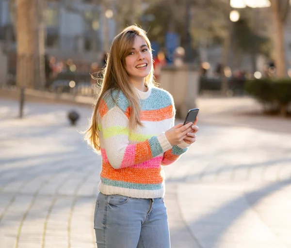 Jolie Étudiante Heureuse Bavardant Ligne Sur Téléphone Intelligent Utilisant Des — Photo