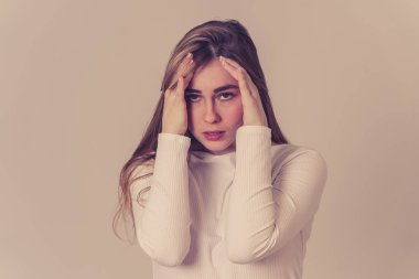 Küçük üzücü genç kız portre umutsuz ve intihara meyilli görünümlü depresyon yalnız ve sıkıntılı acı hissi. Üzüntü ve korku hissi. Insanlar, duygular ve ergenlik ruh sağlığı.