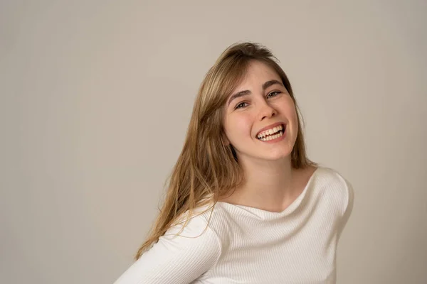 Porträt Einer Fröhlichen Jungen Teenagerin Mit Glücklichem Lächeln Die Spaß — Stockfoto