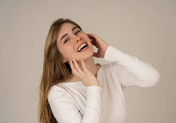 Retrato Una Joven Adolescente Alegre Con Cara Feliz Sonriendo Divirtiéndose — Foto de Stock