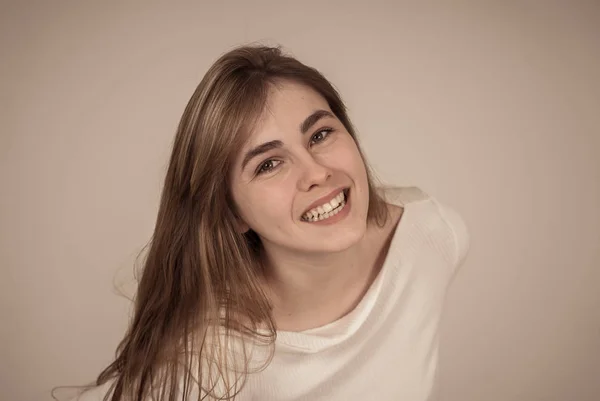 Retrato Jovem Adolescente Alegre Com Rosto Feliz Sorrindo Divertindo Posando — Fotografia de Stock