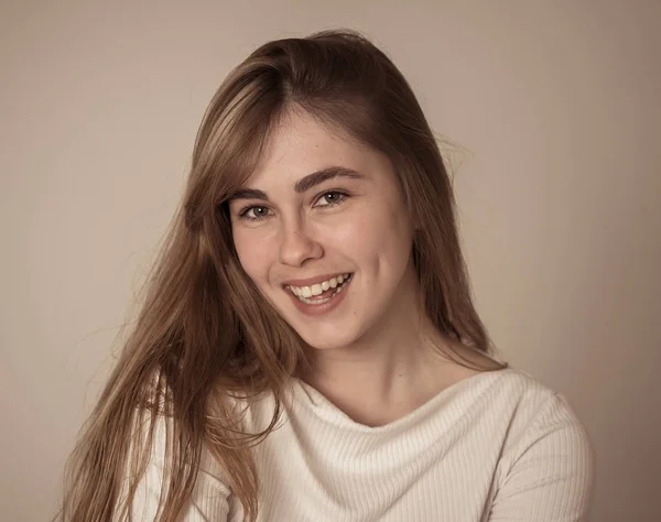 Портрет Веселої Молодої Дівчини Підлітка Щасливим Обличчям Яка Посміхається Весело — стокове фото