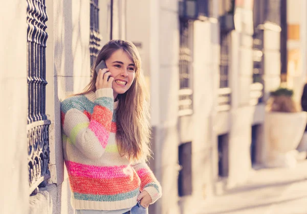 Mulher Adolescente Muito Feliz Falando Celular Telefone Inteligente Fora Rua — Fotografia de Stock