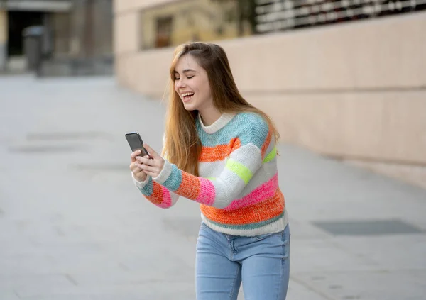 Mulher Muito Adolescente Feliz Animado Telefone Celular Inteligente Verificando Surpreso — Fotografia de Stock