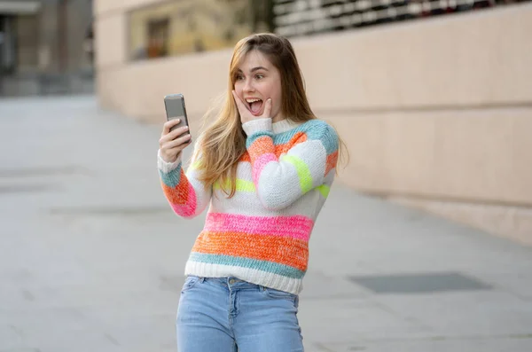 Mulher Muito Adolescente Feliz Animado Telefone Celular Inteligente Verificando Surpreso — Fotografia de Stock
