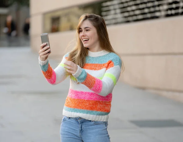 Mulher Muito Adolescente Feliz Animado Telefone Celular Inteligente Verificando Surpreso — Fotografia de Stock