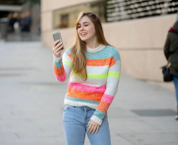 Krásná Žena Šťastná Vzrušená Nahrávací Nahrávka Která Hovoří Následovníky Nebo — Stock fotografie