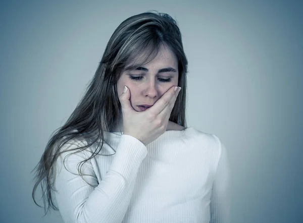 Retrato Jovem Adolescente Triste Sentindo Sozinho Angustiado Sofrendo Depressão Parecendo — Fotografia de Stock