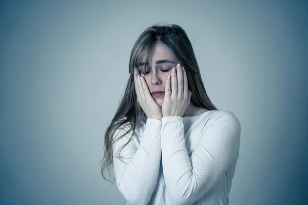 Retrato Jovem Adolescente Triste Sentindo Sozinho Angustiado Sofrendo Depressão Parecendo — Fotografia de Stock