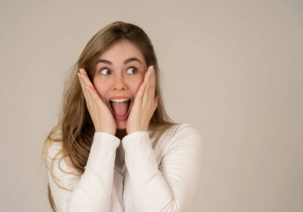 Mooie Jonge Blonde Tiener Vrouw Met Een Gelukkig Gezicht Het — Stockfoto