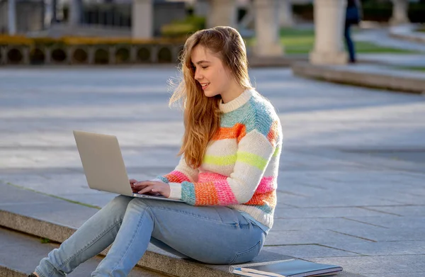 Αρκετά Νέος Χαρούμενος Έφηβος Γυναίκα Που Εργάζονται Σπουδάζουν Φορητό Υπολογιστή — Φωτογραφία Αρχείου