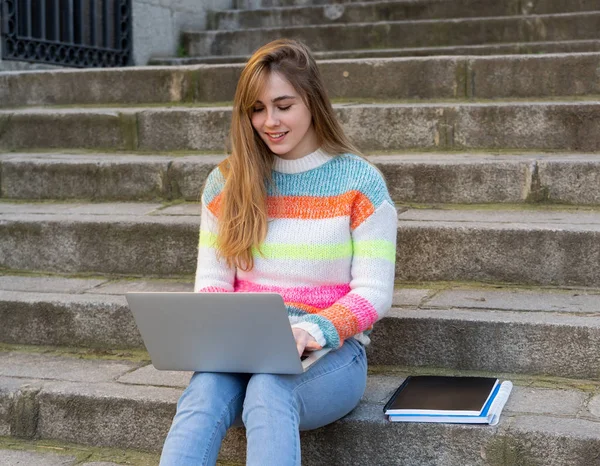 Привлекательный Модный Студент Подросток Молодая Студентка Колледжа Работающая Ноутбуке Интернете — стоковое фото