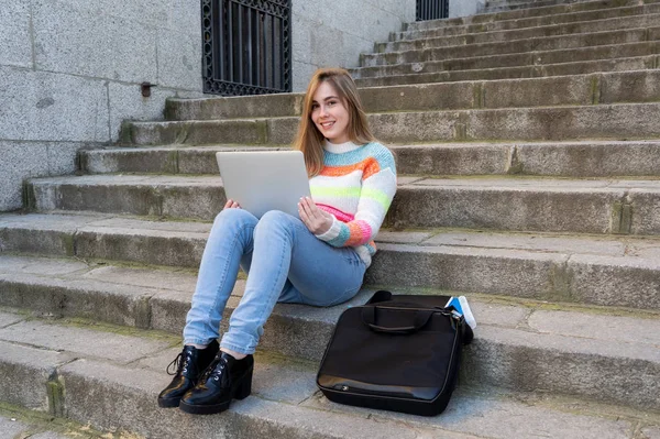 Привлекательный Модный Студент Подросток Молодая Студентка Колледжа Работающая Ноутбуке Интернете — стоковое фото