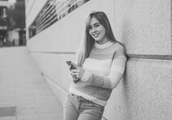Довольно Счастливая Студентка Чатится Онлайн Смартфоне Помощью Соцсетей Пределами Сити — стоковое фото