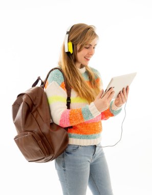 Bir video öğretici online lanet izlerken veya müzik dinlerken tablet kullanarak kulaklıklar mutlu genç ergen öğrenci kadın portre. İzole beyaz arka plan. Teknoloji ve öğrenci yaşam tarzı.