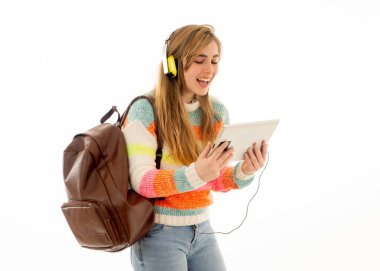 Bir video öğretici online lanet izlerken veya müzik dinlerken tablet kullanarak kulaklıklar mutlu genç ergen öğrenci kadın portre. İzole beyaz arka plan. Teknoloji ve öğrenci yaşam tarzı.