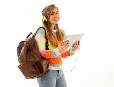 Bir video öğretici online lanet izlerken veya müzik dinlerken tablet kullanarak kulaklıklar mutlu genç ergen öğrenci kadın portre. İzole beyaz arka plan. Teknoloji ve öğrenci yaşam tarzı.