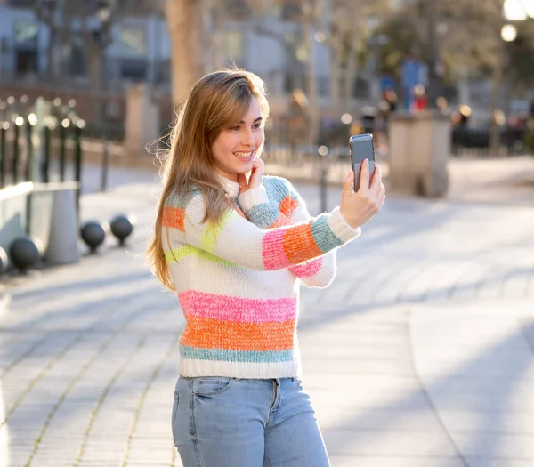 Menina Adolescente Bonita Levando Selfie Feliz Animado Cidade Jovem Estudante — Fotografia de Stock
