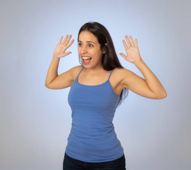 Güzel şok genç Latin kadının Portresi iyi haber işitme şaşırttı, piyango kazanan ya da şok mutlu yüz ile büyük bir başarı sahip. Neşeli jestler yapıyorum. Yüz İfadesi ve Duygular.