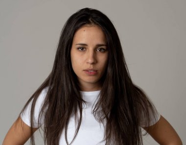 Öfkeli yüz ile stres genç çekici sinirli Latin kadın yakın. Kızgın ve öfkeli jestler yaparak hayal kırıklığına bakıyordu. Nötr arka planda. İnsan yüz ifadeleri ve duygular.