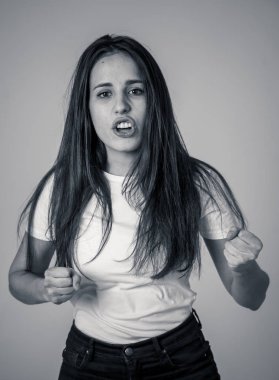 Öfkeli yüz ile stres genç çekici sinirli Latin kadın yakın. Kızgın ve öfkeli jestler yaparak hayal kırıklığına bakıyordu. Nötr arka planda. İnsan yüz ifadeleri ve duygular.