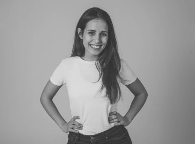 Mutlu yüz güzel gülümseme ve uzun siyah saçlı çekici esmer genç latin kadının yakın portresi. Nötr arka planda izole edilmiş. İnsanlarda, olumlu insan yüz ifadeleri ve duygular.