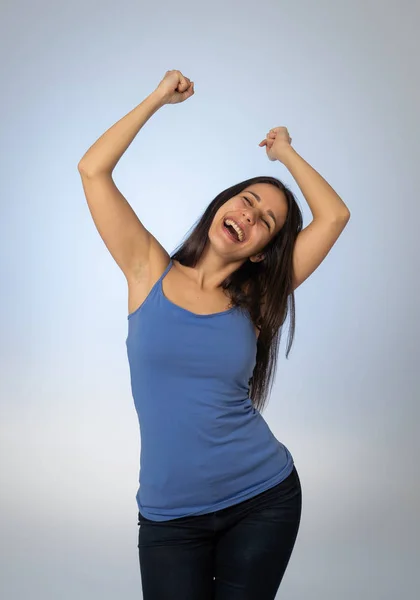 Retrato Una Joven Atractiva Celebrando Éxito Ganando Sintiéndose Afortunada Alegre — Foto de Stock