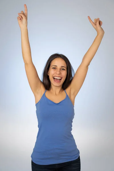 Portret Młodej Atrakcyjnej Kobiety Celebrując Sukces Wygrywając Lub Uczucie Szczęścia — Zdjęcie stockowe
