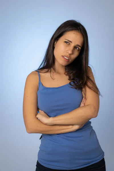 Retrato Joven Latina Encantadora Feliz Con Pelo Largo Negro Pensando —  Fotos de Stock