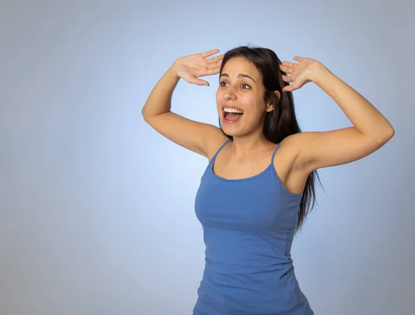 Retrato Hermosa Mujer Latina Sorprendida Joven Sorprendida Escuchando Buenas Noticias — Foto de Stock