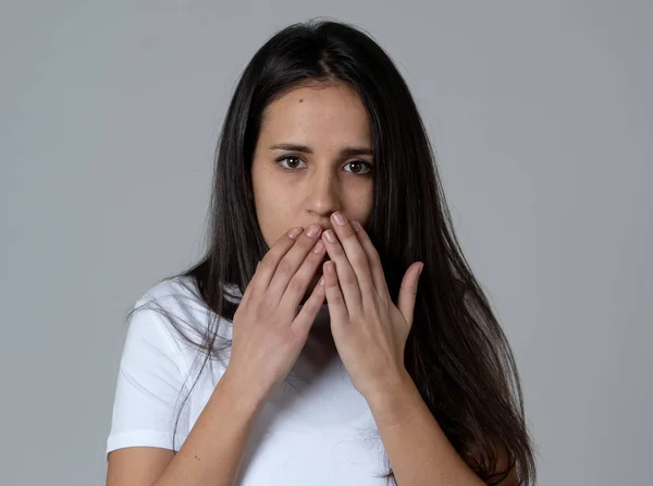 Retrato Una Joven Latina Asustada Conmocionada Haciendo Gestos Miedo Ansiedad — Foto de Stock