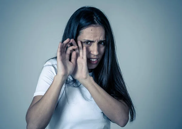 Portrait Jeune Femme Latine Effrayée Choquée Faisant Peur Gestes Anxiété — Photo