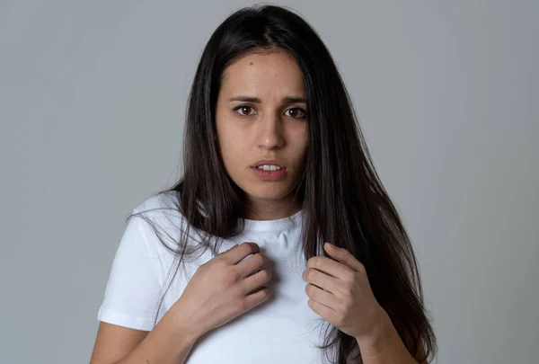Portret Młodej Kobiety Łacińskiej Uczucie Przestracony Wstrząśnięty Strach Gesty Lękowe — Zdjęcie stockowe