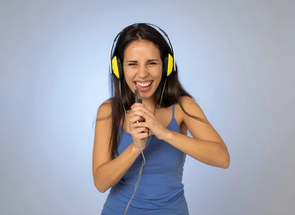 Portret Van Prachtige Gelukkige Brunette Latijnse Vrouw Luisteren Naar Muziek — Stockfoto