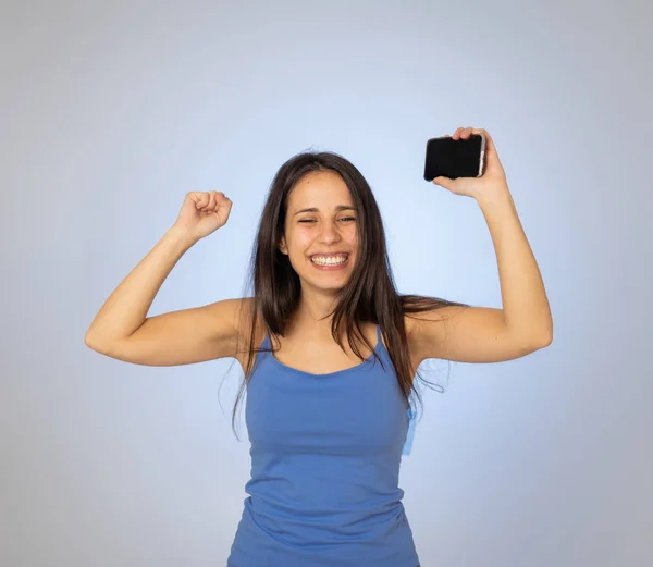 Retrato Linda Feliz Morena Latina Ouvindo Música Smartphones Móveis Cantando — Fotografia de Stock