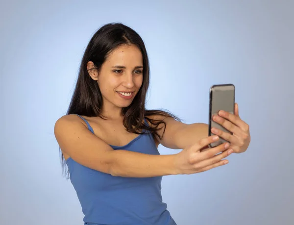 Studio Shot Tineri Cool Destul Latin Adolescenta Luând Selfie Telefon — Fotografie, imagine de stoc