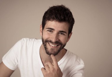 Onun 20s genç çekici şık moda adam portresi sakal mavi gözleri ve nötr arka plan aleyhine poz koyu saçlı seksi görünümlü. Tatlı ve erkeksi bir model. İnsanlar ve Güzellik kavramı.