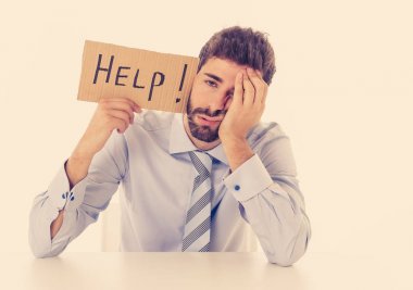 İşsizlik, Depresyon, İş yerinde Stres ve fazla çalışma konseptinde bitkin ve üzgün hissederek yardım isteyen mesaj tutan umutsuz ve hayal kırıklığına uğramış kafkas genç işadamı.